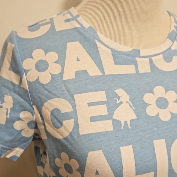 Alice In Wonderland repeating text DISNEY short sleeve graphic tee Small EUC - Picture 7 of 7